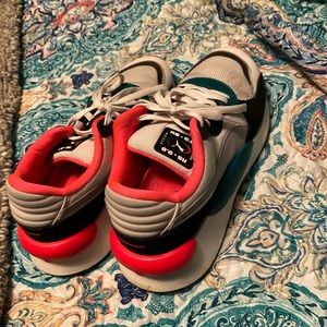 Puma women’s tennis shoes.